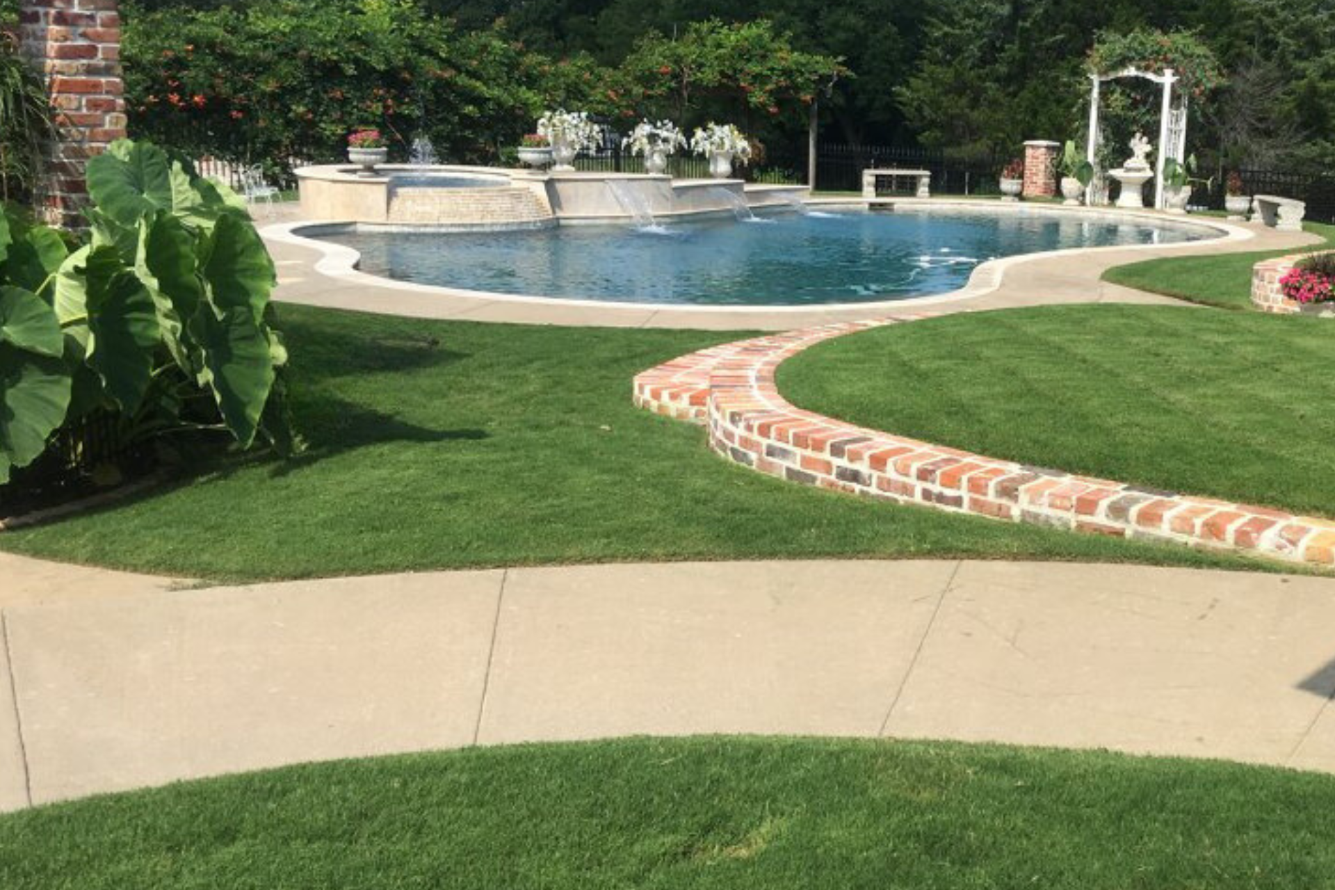 A freshly mowed, healthy green Bermuda lawn in Midlothian, Texas by TW Lawn Care
